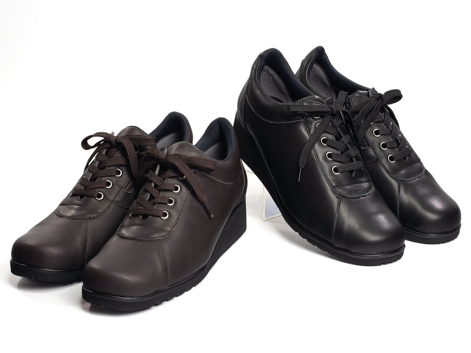 幅広軽量スニーカー