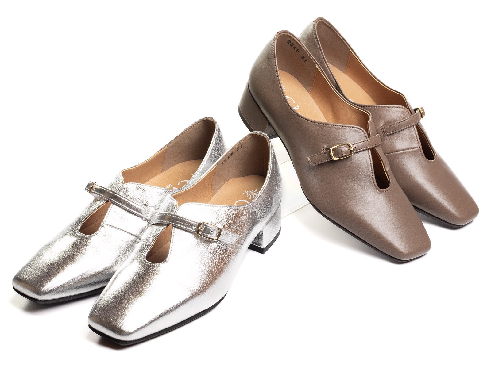 センタースリットベルトパンプス